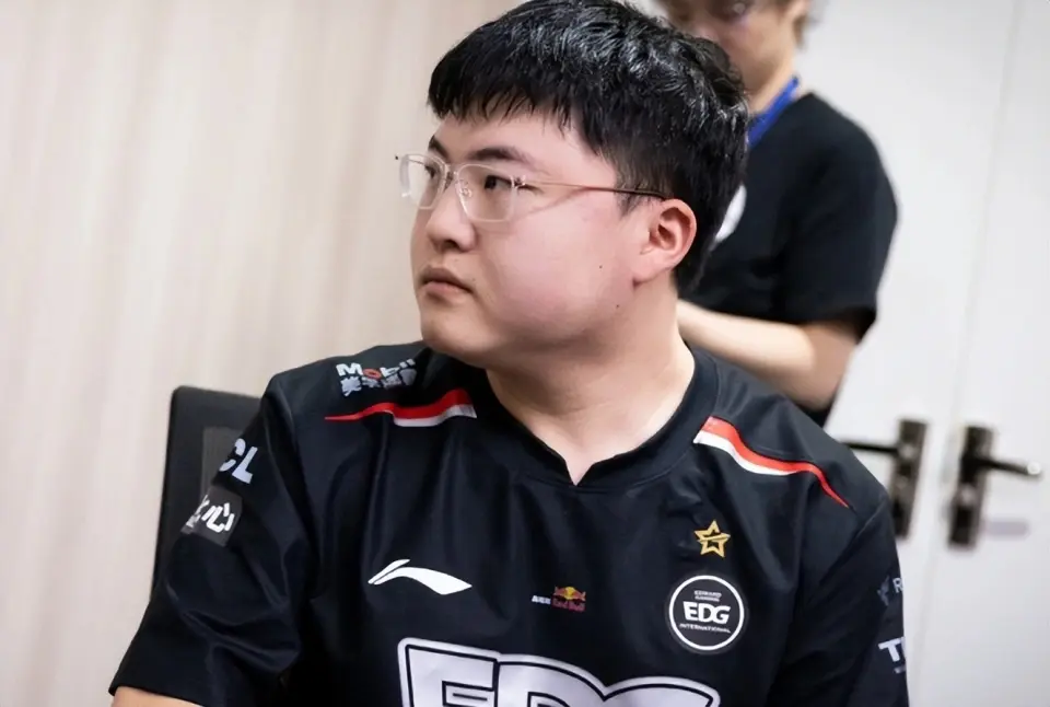 开云-关于Uzi回归赛场，关键助攻首场状态亮眼，篮网观众沸腾！的信息