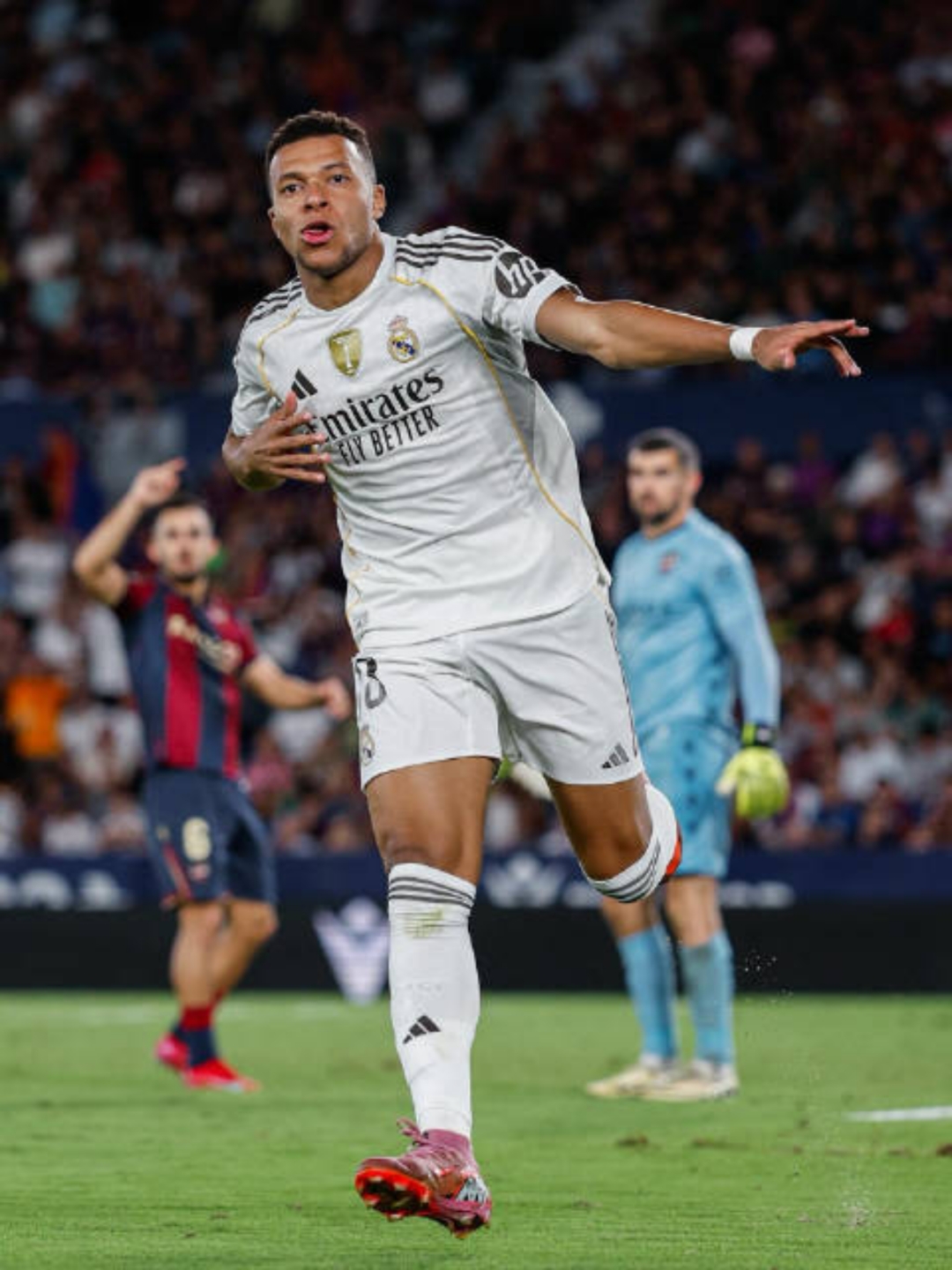 包含姆巴佩连续十二场比赛得分超过比分优势明显，皇家马德里挑战极限！的词条